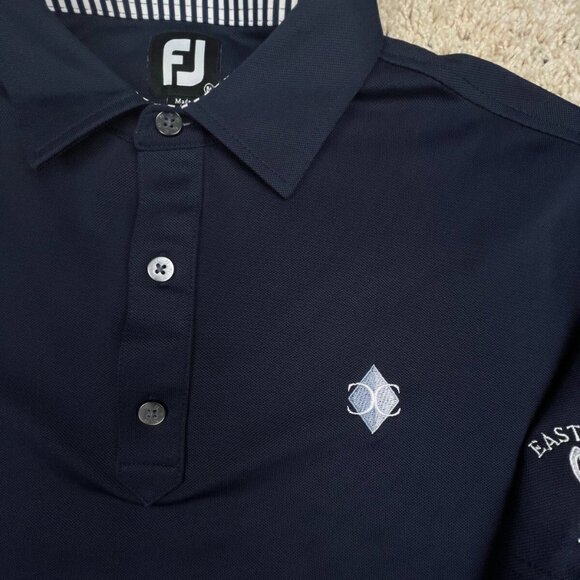 FootJoy Men’s Medium Navy Blue Polo Shirt Short Sleeve East vs West Golf Club - Picture 3 of 10